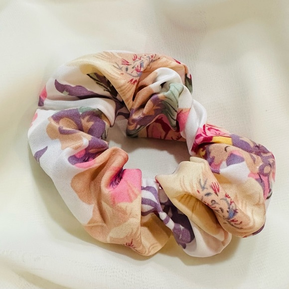 🛍️💢New!! 3 pcs Floral Women Girls Hair Tie 🥰🌼 - Picture 3 of 4